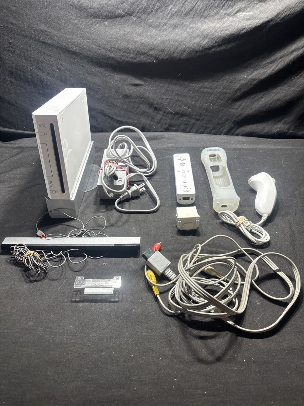 Nintendo RVL-101 Wii Console - White w/ controller, cables sensor, nunchuck